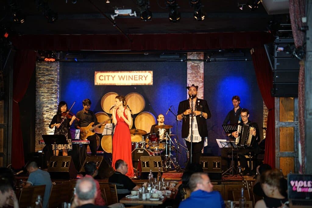 Violette et la vie en rose booking