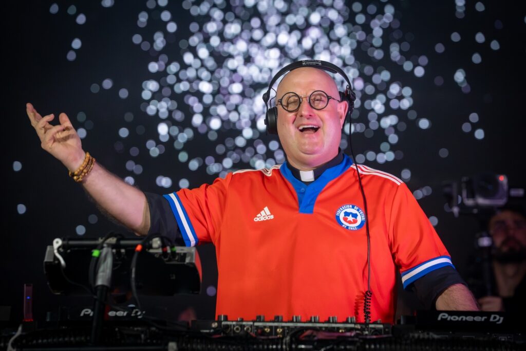 Padre Guilherme Booking