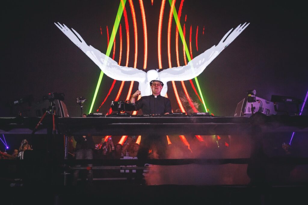 Padre Guilherme Booking