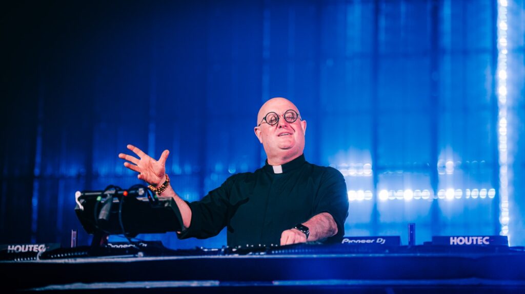 Padre Guilherme Booking